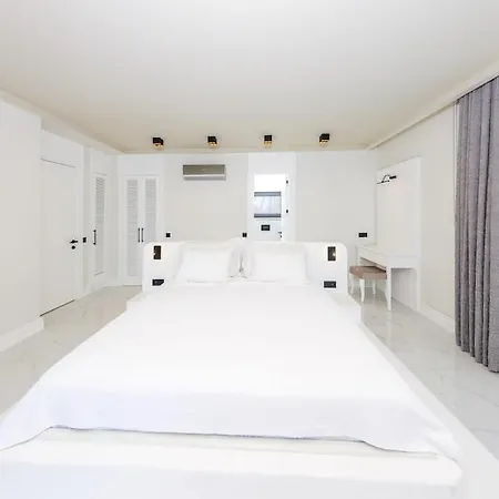 Siren, Female Housekeeper 빌라